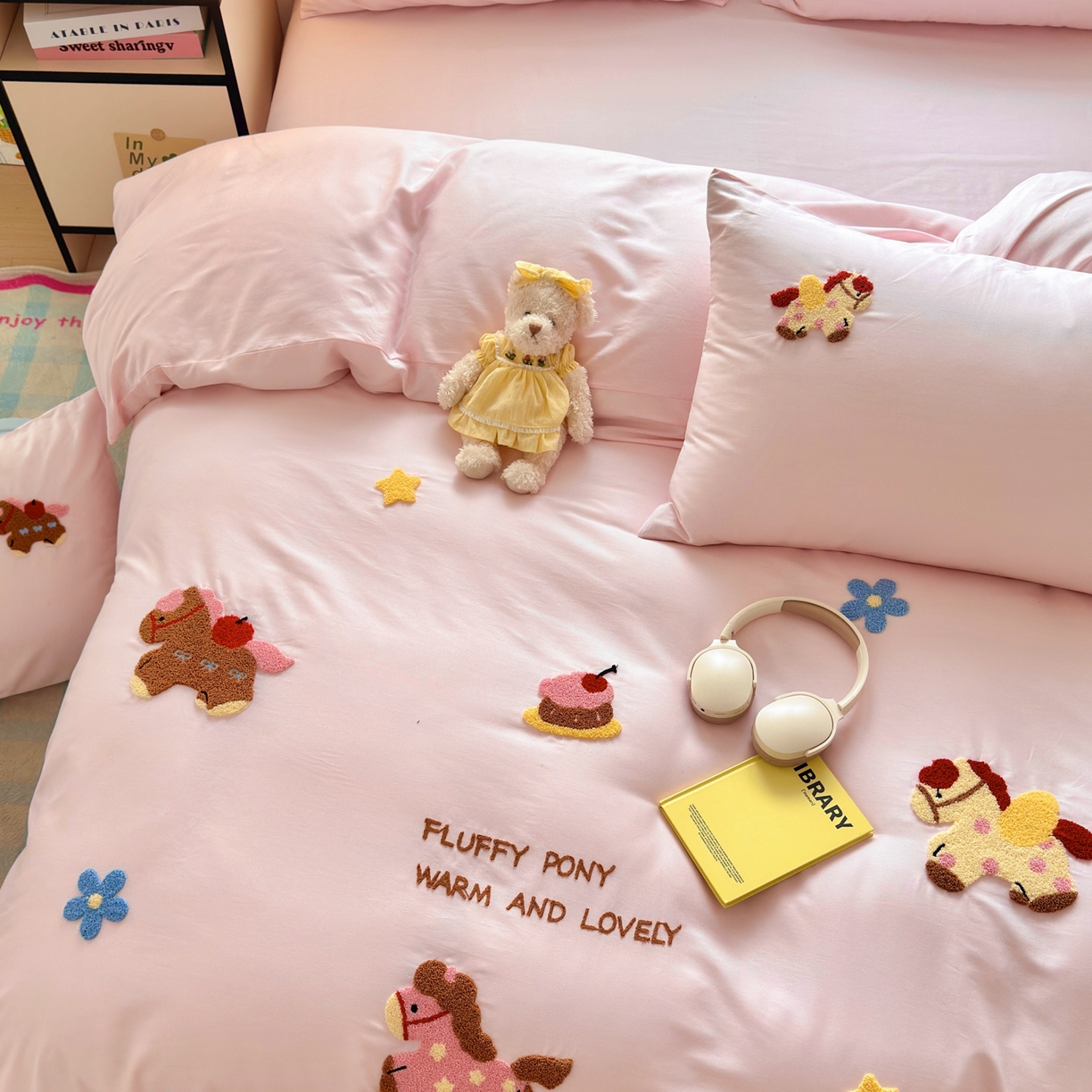 91家纺网 家纺一手货源 找家纺 如意朵 2026新款全棉小清新绣花四件套第一批 快乐小马粉