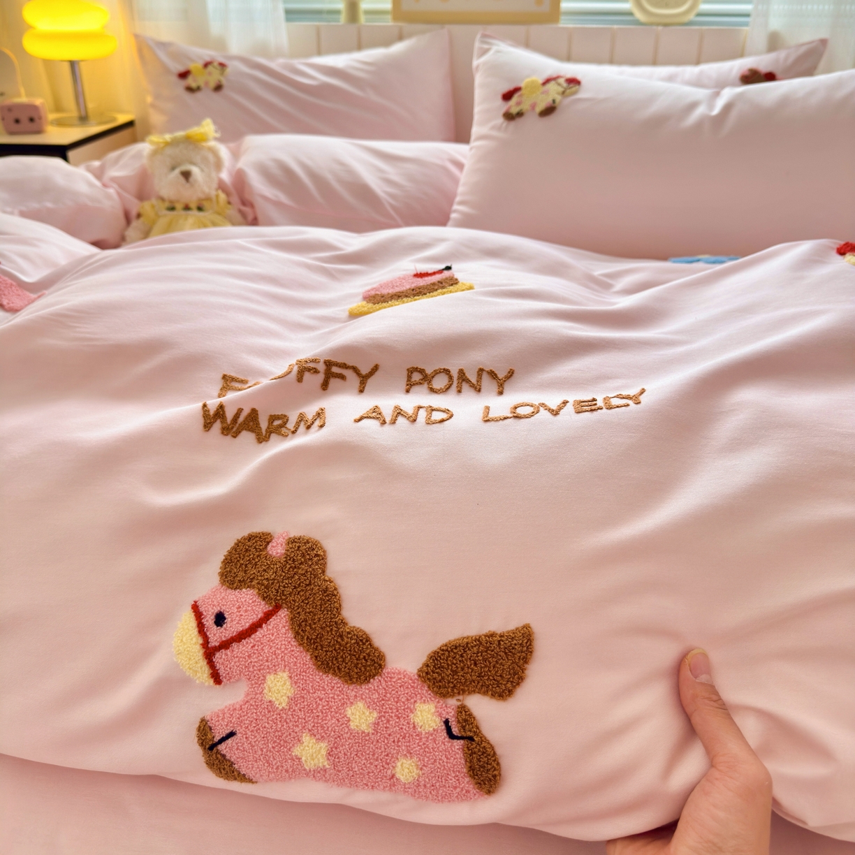 91家纺网 家纺一手货源 找家纺 如意朵 2026新款全棉小清新绣花四件套第一批 快乐小马粉