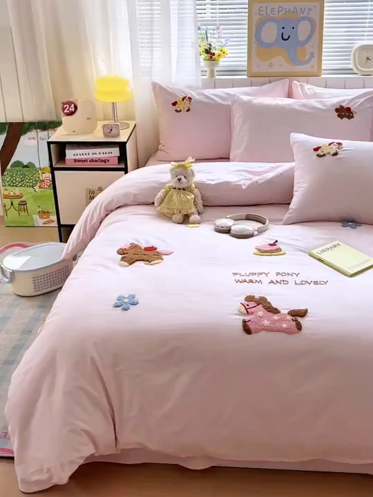 91家纺网 家纺一手货源 找家纺 如意朵 2026新款全棉小清新绣花四件套第一批 快乐小马粉