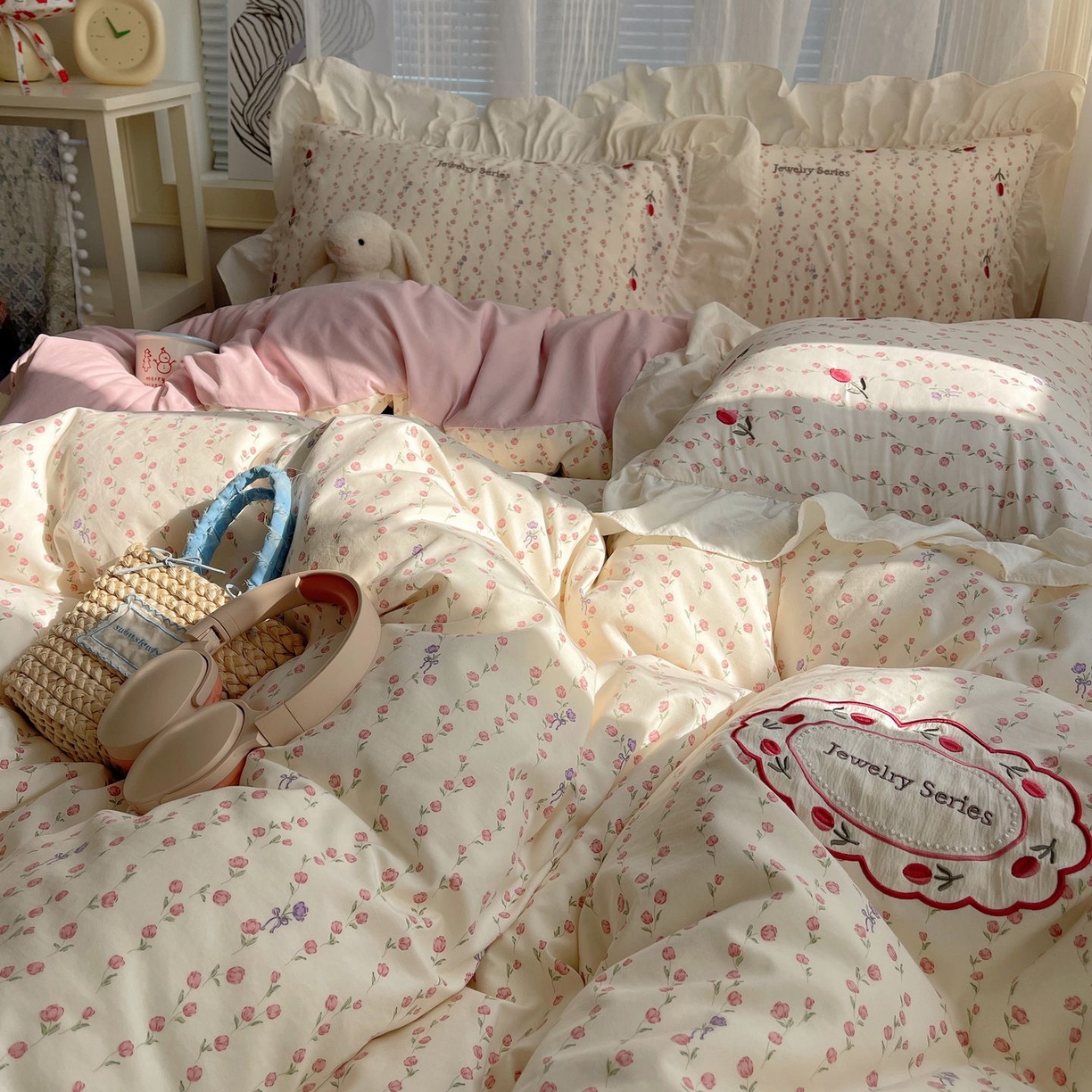 91家纺网 家纺一手货源 找家纺 圣比熊 2026新款A类云朵棉亲肤四季款刺绣1.8m四件套席床单宿舍绣花1.5米三件套 花漾甜心（刺绣款）