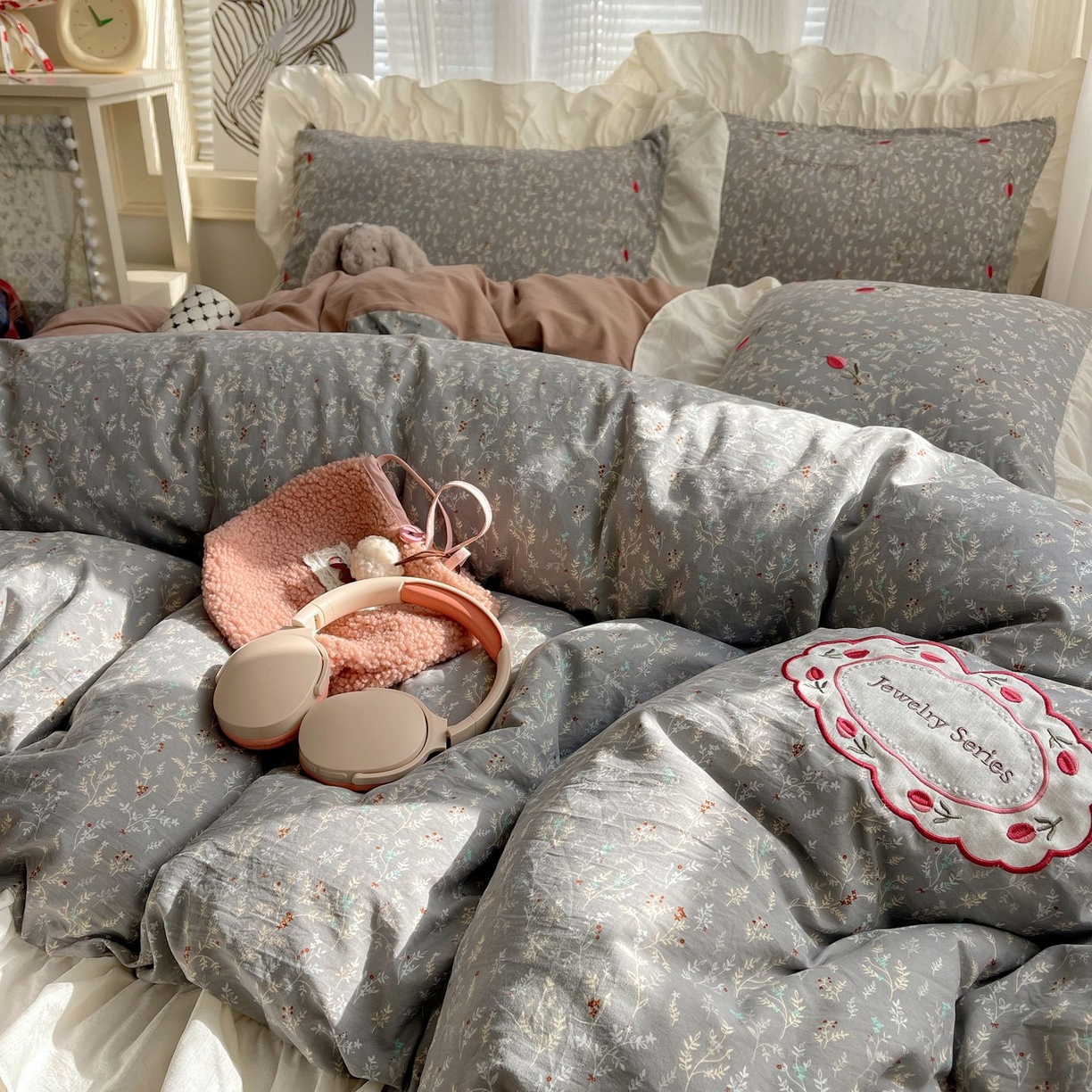 91家纺网 家纺一手货源 找家纺 圣比熊 2026新款A类云朵棉亲肤四季款刺绣1.8m四件套席床单宿舍绣花1.5米三件套 秘密花园（刺绣款）