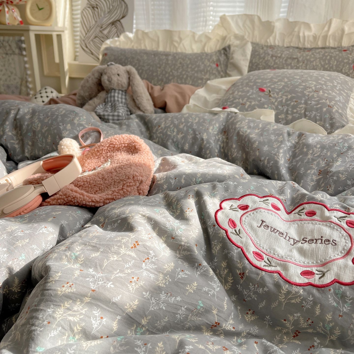 91家纺网 家纺一手货源 找家纺 圣比熊 2026新款A类云朵棉亲肤四季款刺绣1.8m四件套席床单宿舍绣花1.5米三件套 秘密花园（刺绣款）