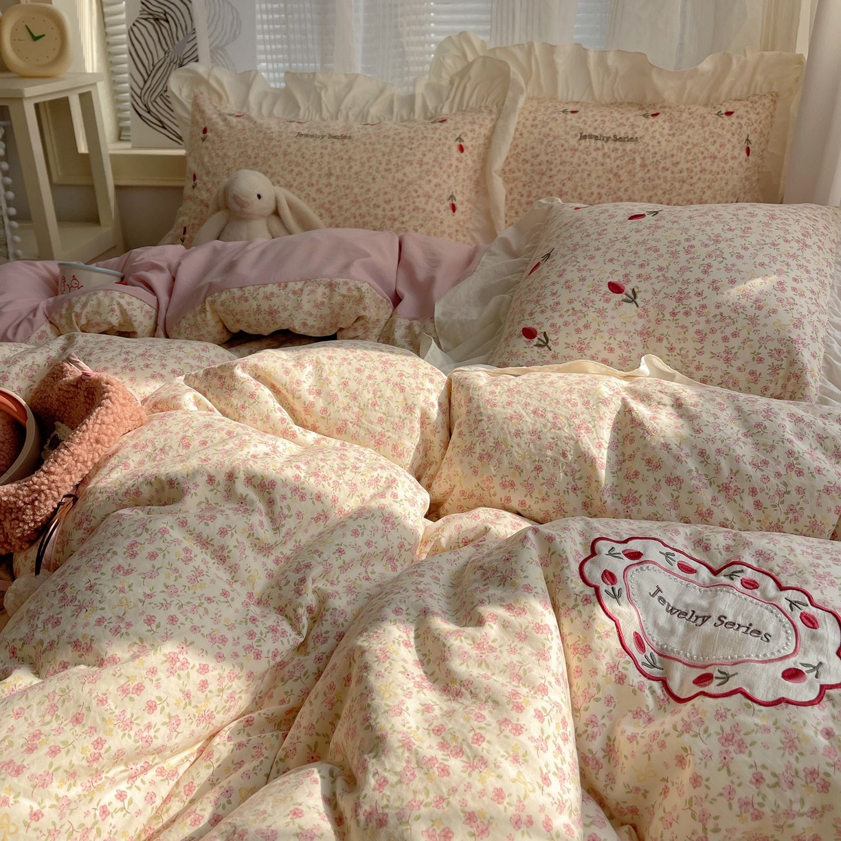 91家纺网 家纺一手货源 找家纺 圣比熊 2026新款A类云朵棉亲肤四季款刺绣1.8m四件套席床单宿舍绣花1.5米三件套 芊芊花海（刺绣款）