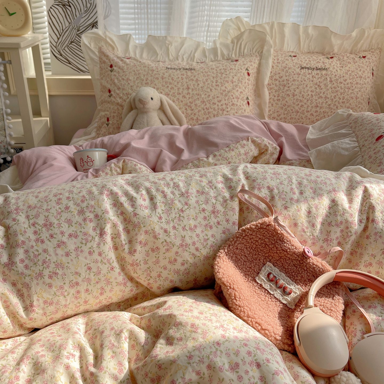 91家纺网 家纺一手货源 找家纺 圣比熊 2026新款A类云朵棉亲肤四季款刺绣1.8m四件套席床单宿舍绣花1.5米三件套 芊芊花海（刺绣款）