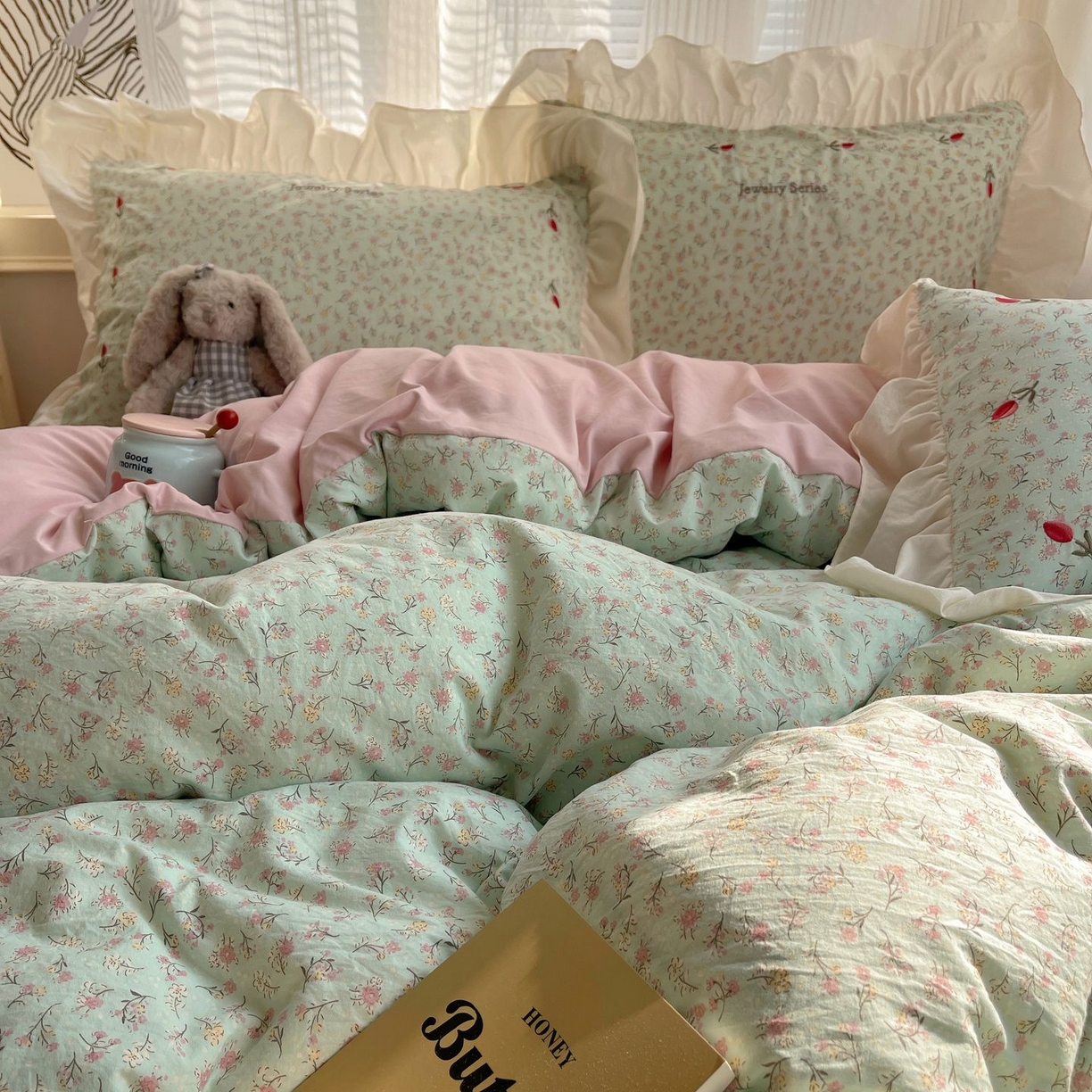91家纺网 家纺一手货源 找家纺 圣比熊 2026新款A类云朵棉亲肤四季款刺绣1.8m四件套席床单宿舍绣花1.5米三件套 薄荷之夏（刺绣款）
