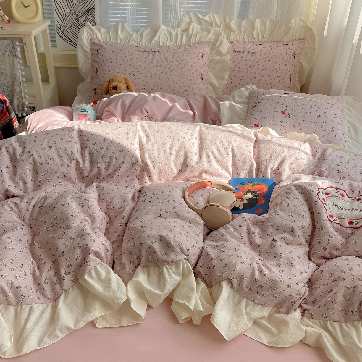 91家纺网 家纺一手货源 找家纺 圣比熊 2026新款A类云朵棉亲肤四季款刺绣1.8m四件套席床单宿舍绣花1.5米三件套 爱丽丝-粉（刺绣款）