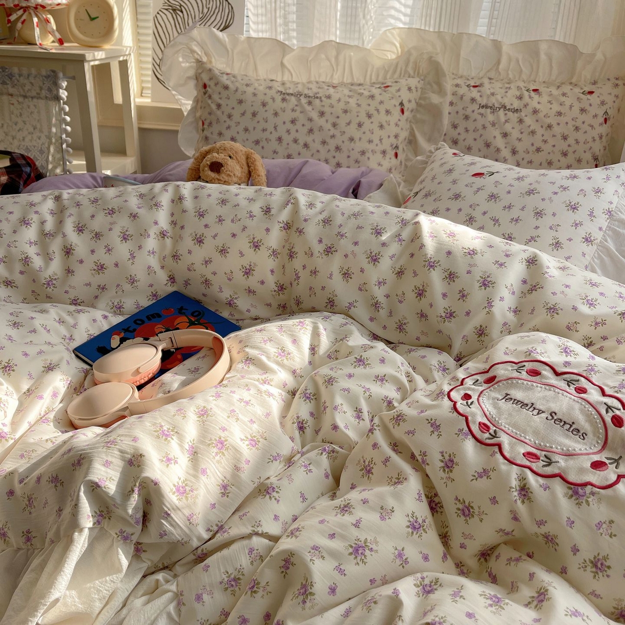 91家纺网 家纺一手货源 找家纺 圣比熊 2026新款A类云朵棉亲肤四季款刺绣1.8m四件套席床单宿舍绣花1.5米三件套 欣欣花语-紫（刺绣款）