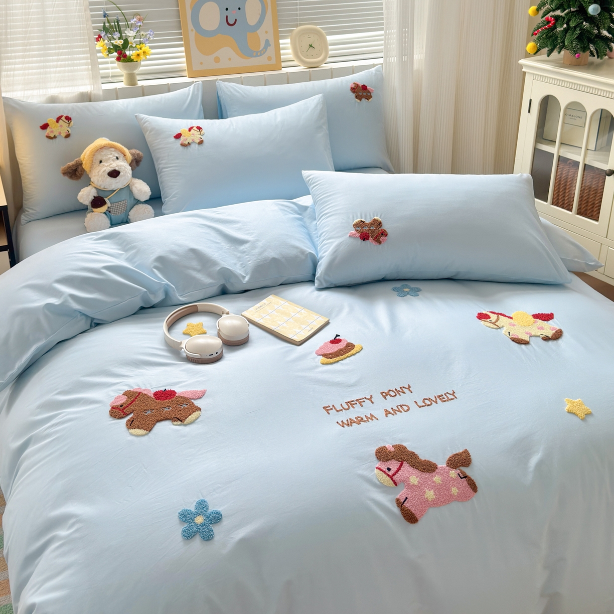 91家纺网 家纺一手货源 找家纺 如意朵 2026新款全棉小清新绣花四件套第一批 快乐小马蓝