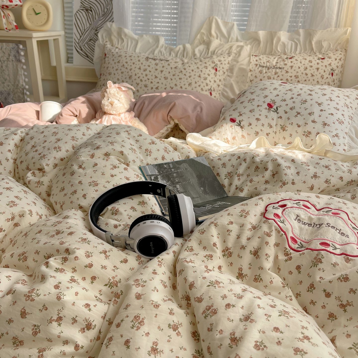 91家纺网 家纺一手货源 找家纺 圣比熊 2026新款A类云朵棉亲肤四季款刺绣1.8m四件套席床单宿舍绣花1.5米三件套 巴黎之恋（刺绣款）