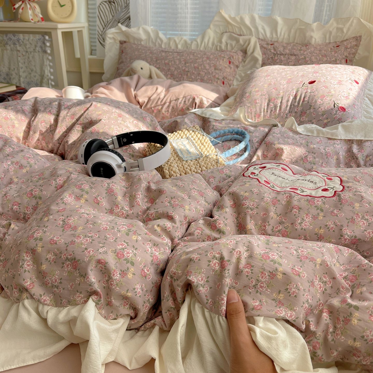 91家纺网 家纺一手货源 找家纺 圣比熊 2026新款A类云朵棉亲肤四季款刺绣1.8m四件套席床单宿舍绣花1.5米三件套 花间集-粉（刺绣款）