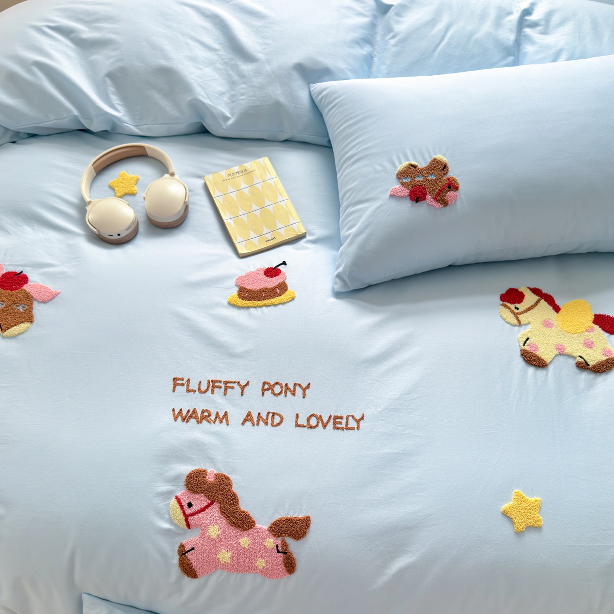 91家纺网 家纺一手货源 找家纺 如意朵 2026新款全棉小清新绣花四件套第一批 快乐小马蓝