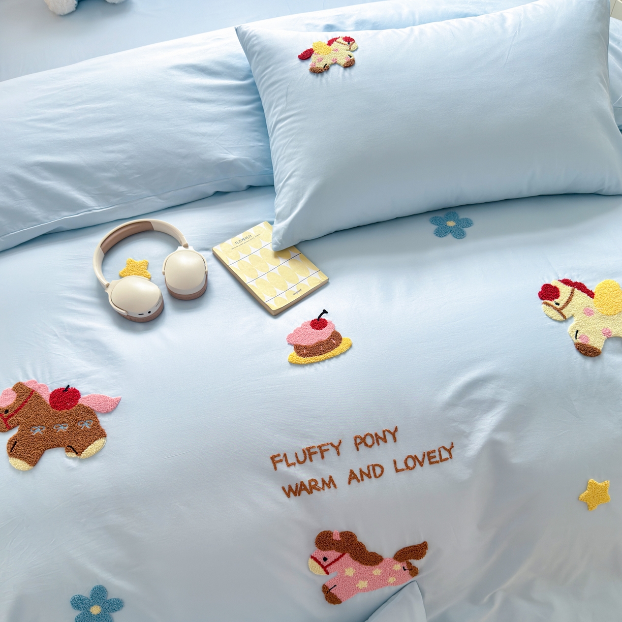 91家纺网 家纺一手货源 找家纺 如意朵 2026新款全棉小清新绣花四件套第一批 快乐小马蓝