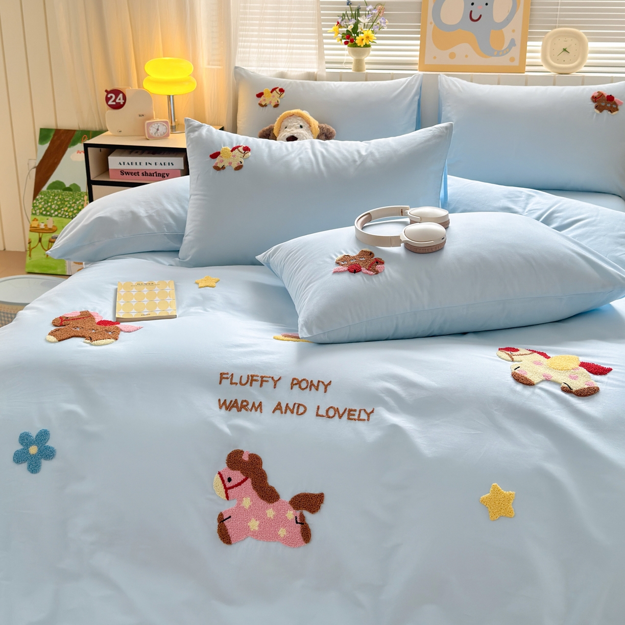 91家纺网 家纺一手货源 找家纺 如意朵 2026新款全棉小清新绣花四件套第一批 快乐小马蓝