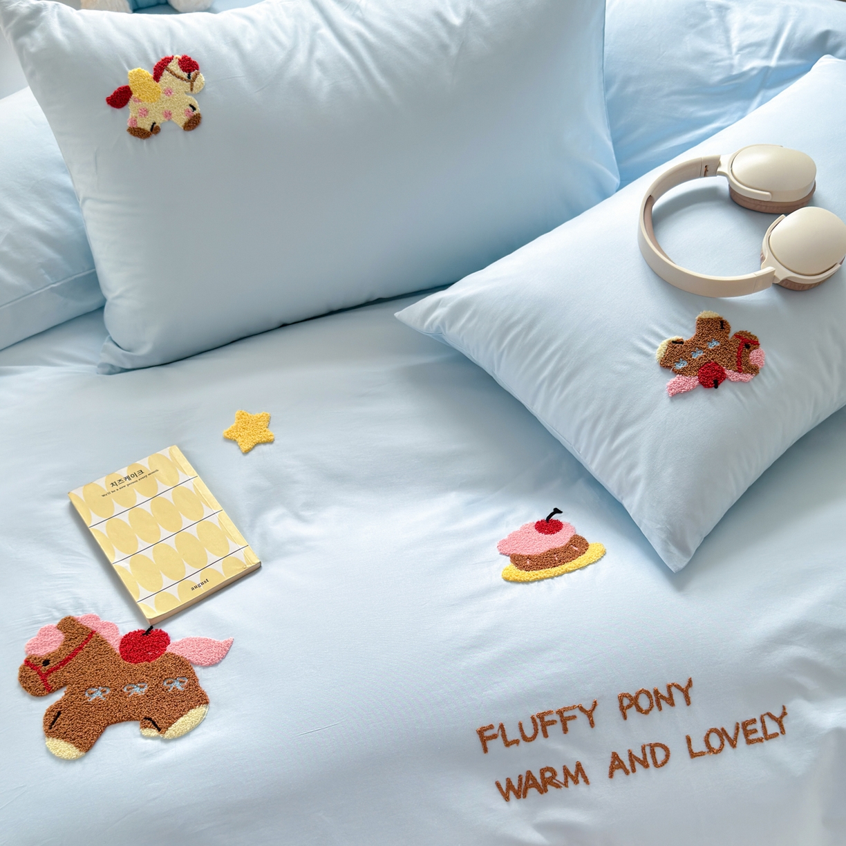 91家纺网 家纺一手货源 找家纺 如意朵 2026新款全棉小清新绣花四件套第一批 快乐小马蓝