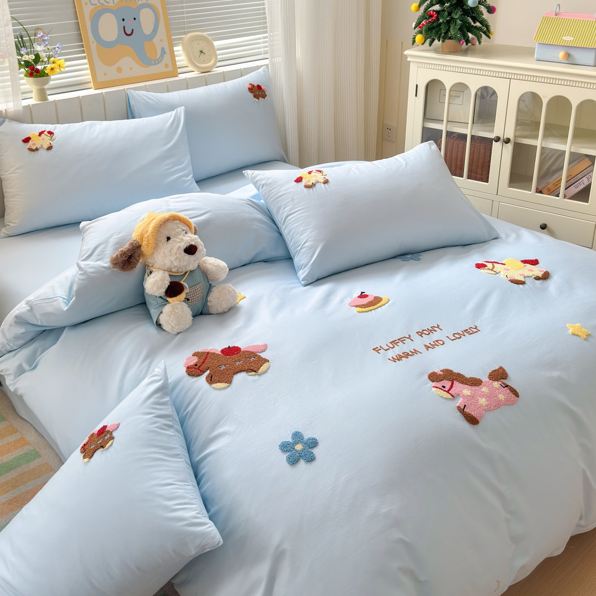 91家纺网 家纺一手货源 找家纺 如意朵 2026新款全棉小清新绣花四件套第一批 快乐小马蓝