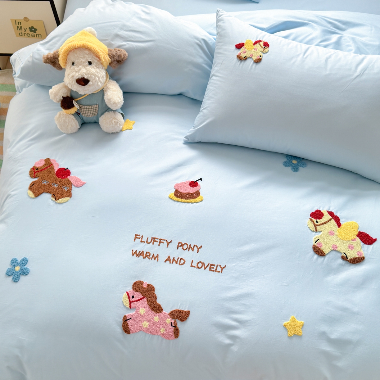 91家纺网 家纺一手货源 找家纺 如意朵 2026新款全棉小清新绣花四件套第一批 快乐小马蓝