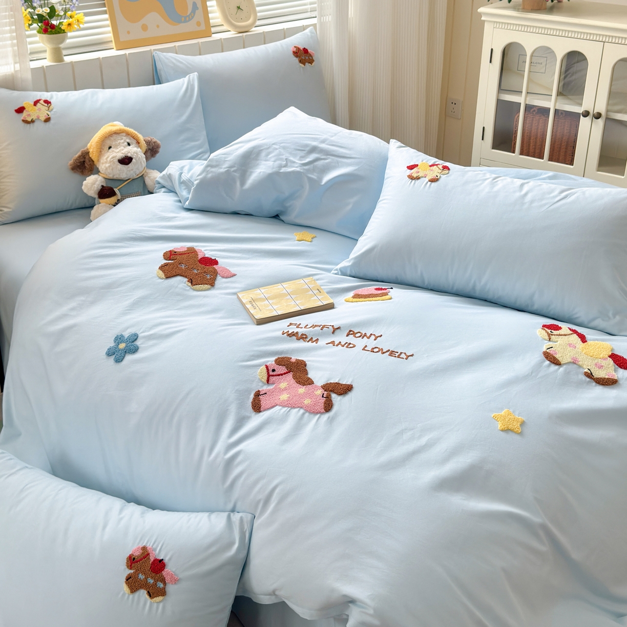 91家纺网 家纺一手货源 找家纺 如意朵 2026新款全棉小清新绣花四件套第一批 快乐小马蓝