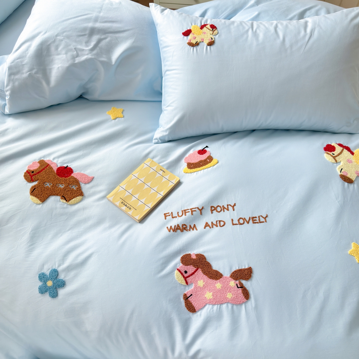 91家纺网 家纺一手货源 找家纺 如意朵 2026新款全棉小清新绣花四件套第一批 快乐小马蓝