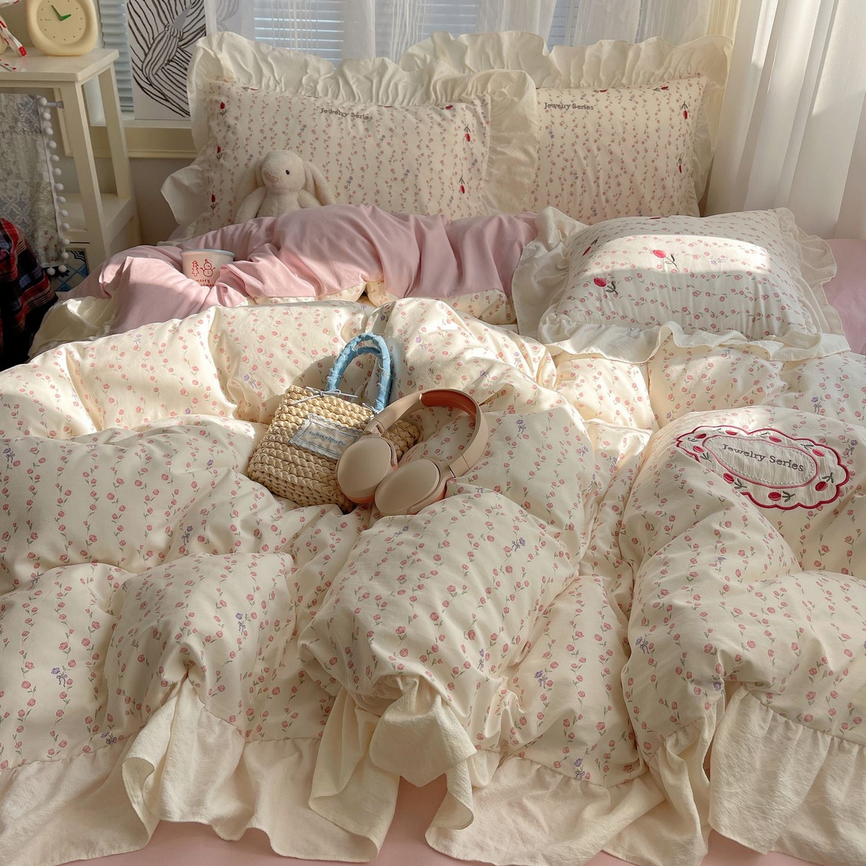 91家纺网 家纺一手货源 找家纺 圣比熊 2026新款A类云朵棉亲肤四季款刺绣1.8m四件套席床单宿舍绣花1.5米三件套 花漾甜心（刺绣款）