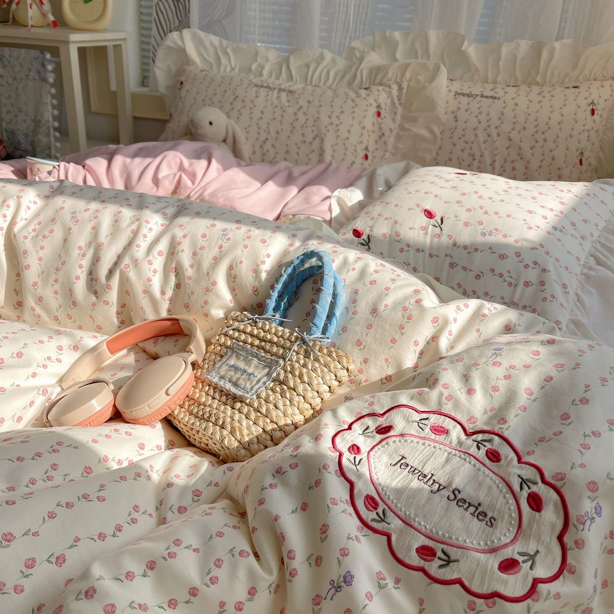 91家纺网 家纺一手货源 找家纺 圣比熊 2026新款A类云朵棉亲肤四季款刺绣1.8m四件套席床单宿舍绣花1.5米三件套 花漾甜心（刺绣款）