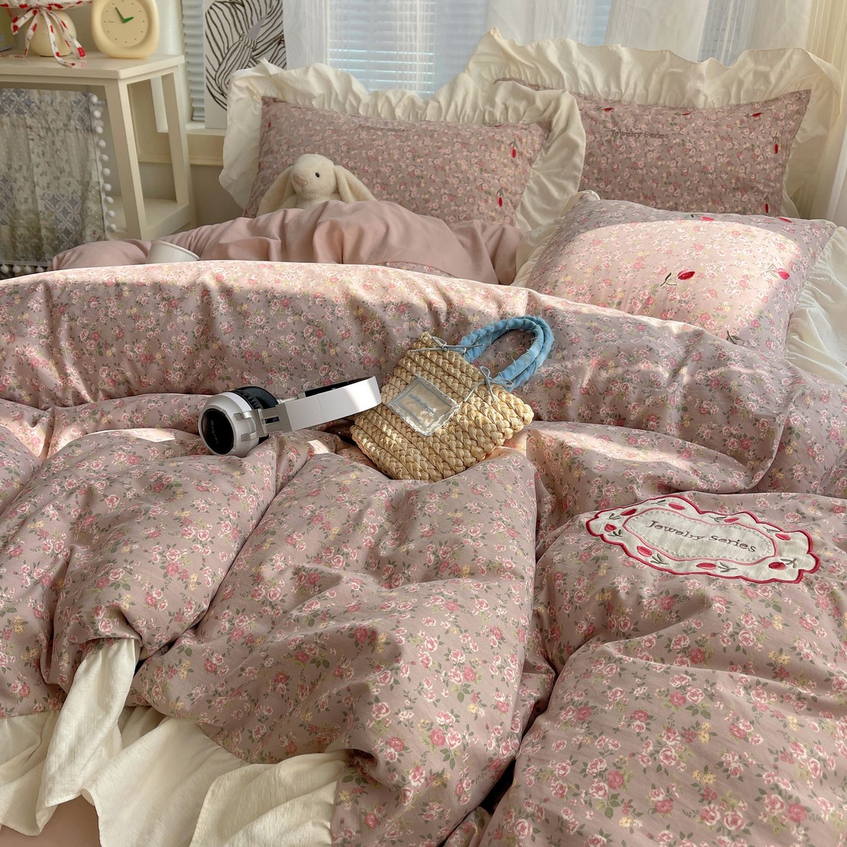 91家纺网 家纺一手货源 找家纺 圣比熊 2026新款A类云朵棉亲肤四季款刺绣1.8m四件套席床单宿舍绣花1.5米三件套 花间集-粉（刺绣款）