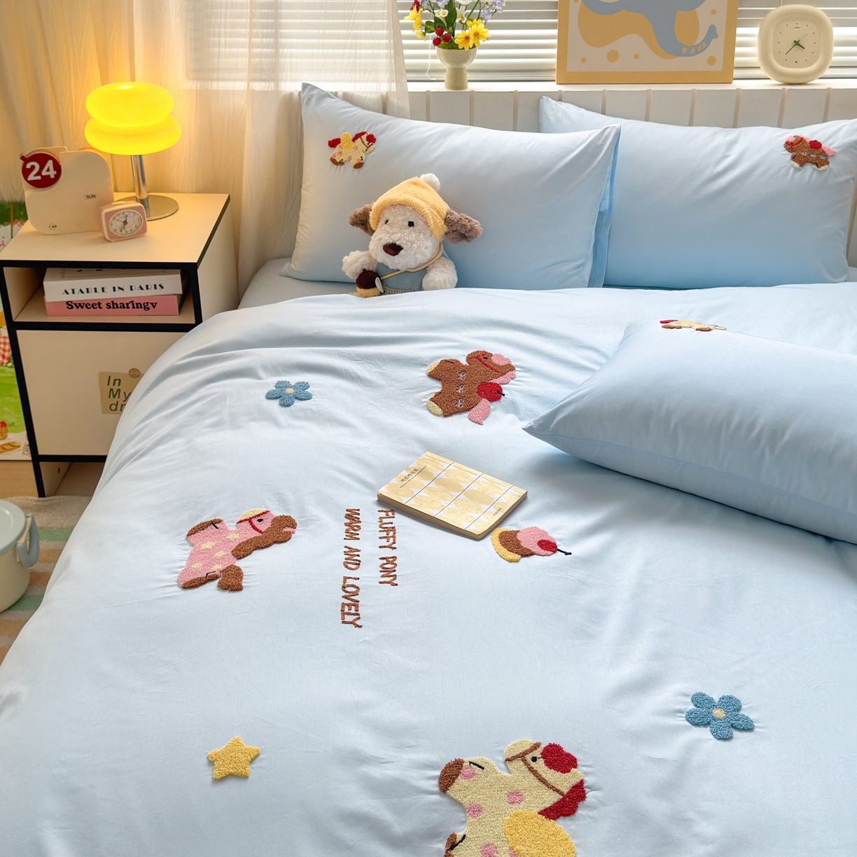 91家纺网 家纺一手货源 找家纺 如意朵 2026新款全棉小清新绣花四件套第一批 快乐小马蓝