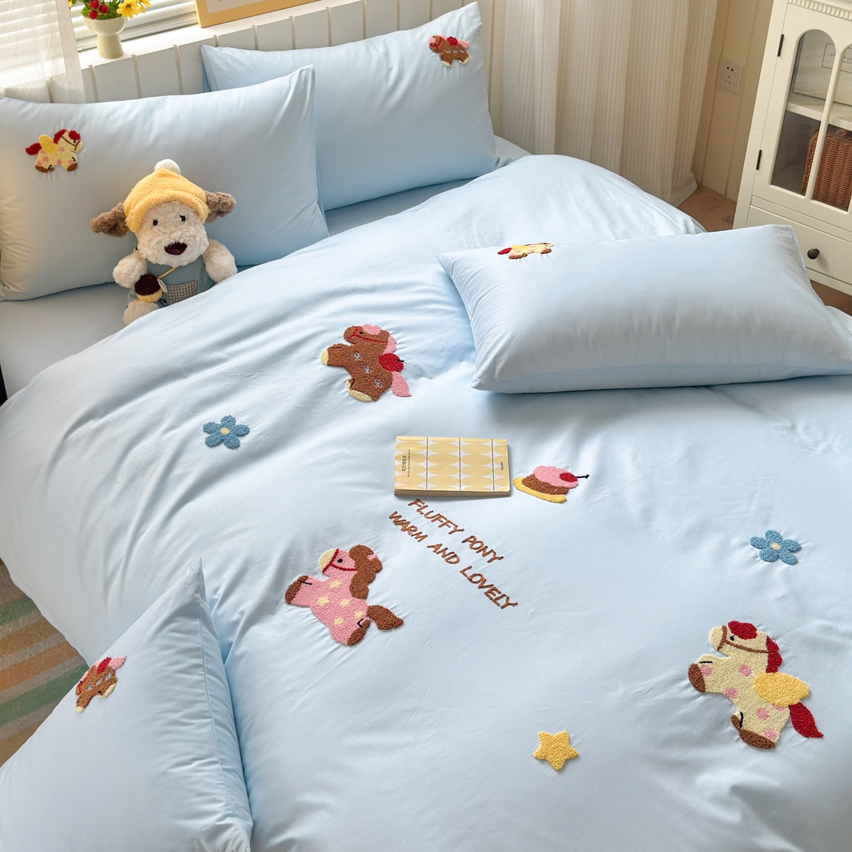 91家纺网 家纺一手货源 找家纺 如意朵 2026新款全棉小清新绣花四件套第一批 快乐小马蓝