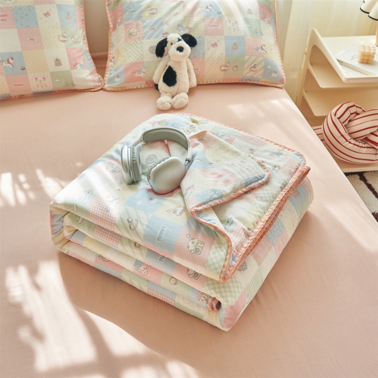 91家纺网 家纺一手货源 找家纺 恬思语家纺 2026春夏全棉双层纱棉花夏被空调被夏凉被四件套贝壳边系列 阳光小马