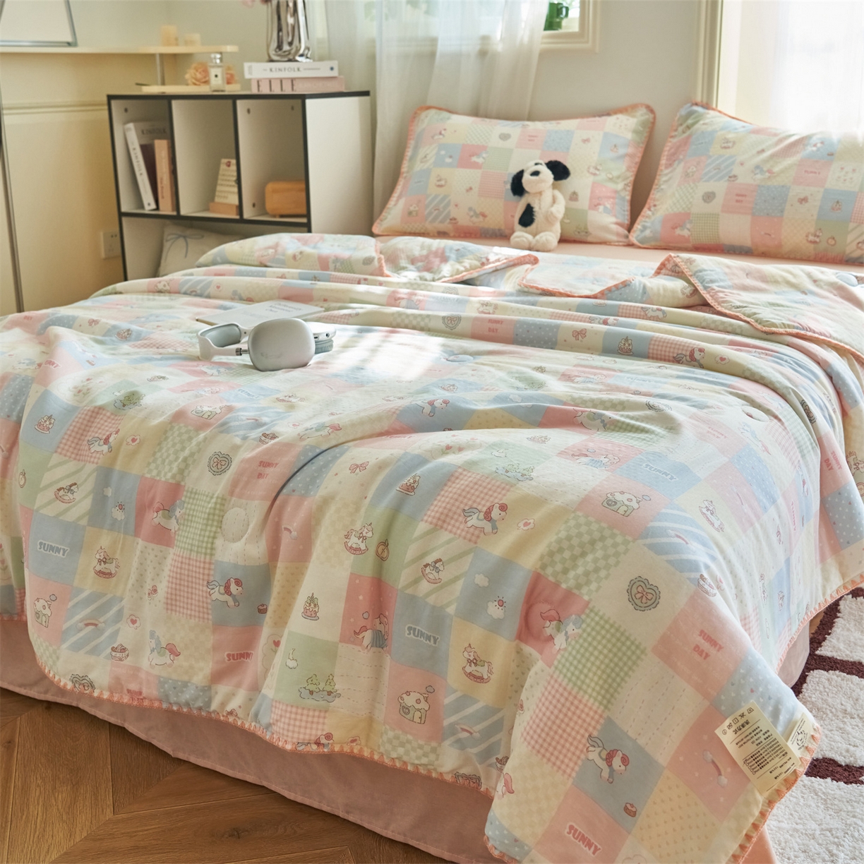 91家纺网 家纺一手货源 找家纺 恬思语家纺 2026春夏全棉双层纱棉花夏被空调被夏凉被四件套贝壳边系列 阳光小马