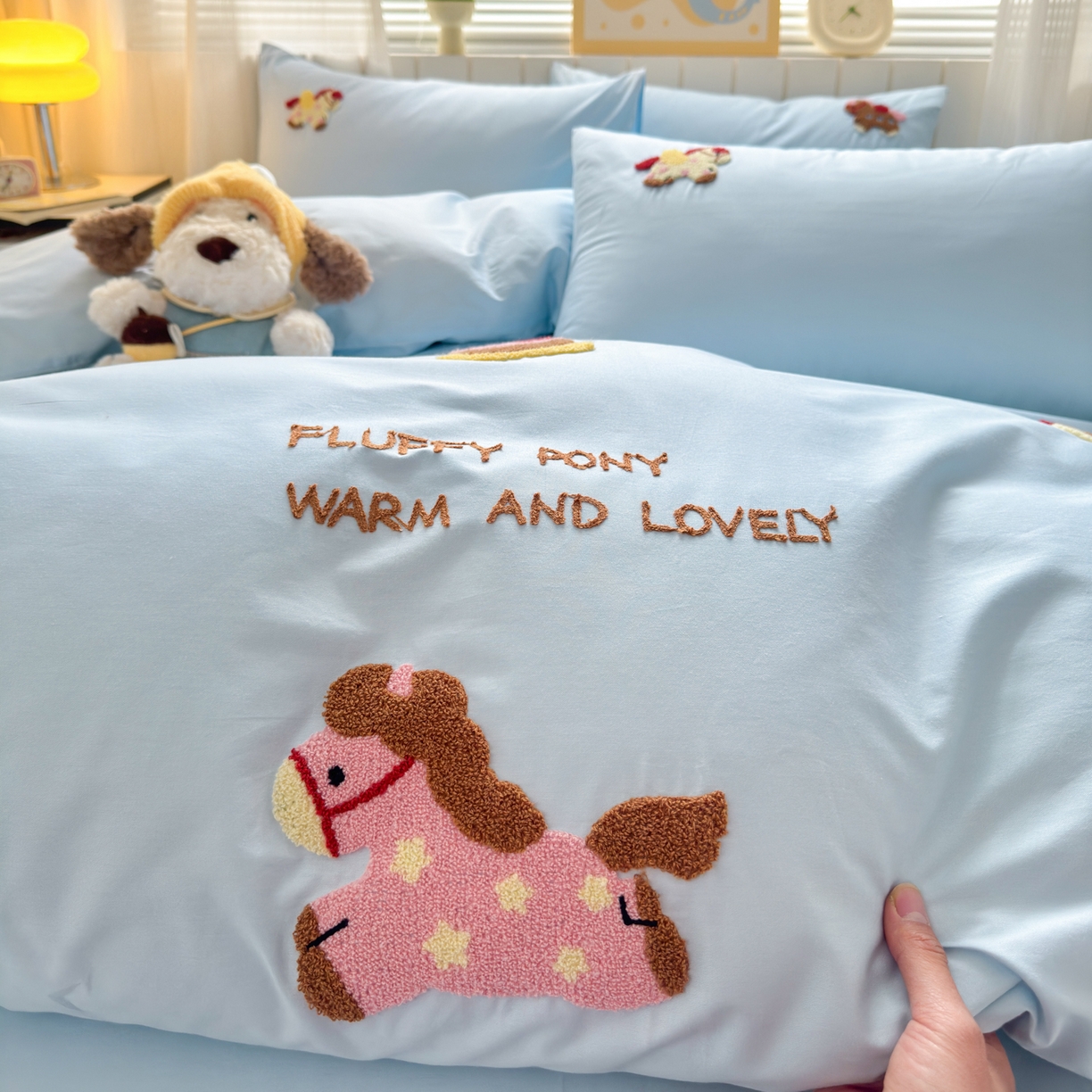 91家纺网 家纺一手货源 找家纺 如意朵 2026新款全棉小清新绣花四件套第一批 快乐小马蓝