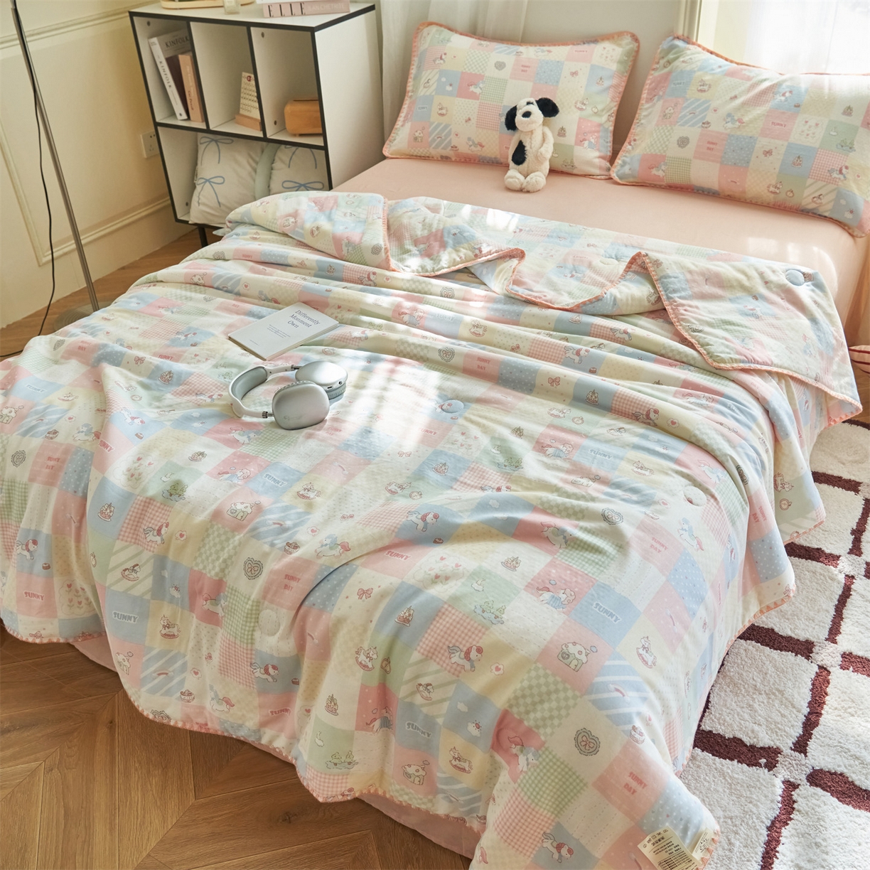 91家纺网 家纺一手货源 找家纺 恬思语家纺 2026春夏全棉双层纱棉花夏被空调被夏凉被四件套贝壳边系列 阳光小马