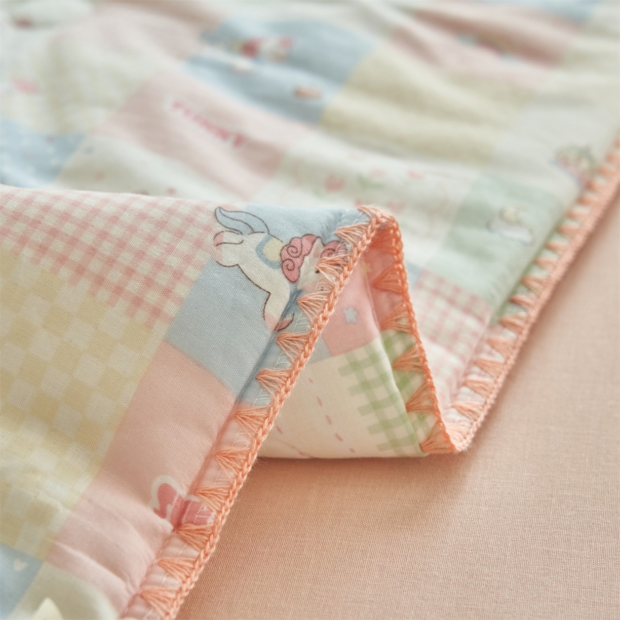 91家纺网 家纺一手货源 找家纺 恬思语家纺 2026春夏全棉双层纱棉花夏被空调被夏凉被四件套贝壳边系列 阳光小马