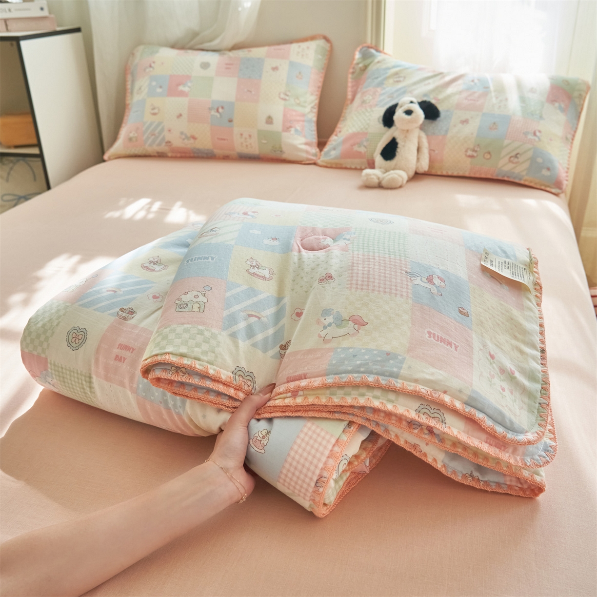 91家纺网 家纺一手货源 找家纺 恬思语家纺 2026春夏全棉双层纱棉花夏被空调被夏凉被四件套贝壳边系列 阳光小马