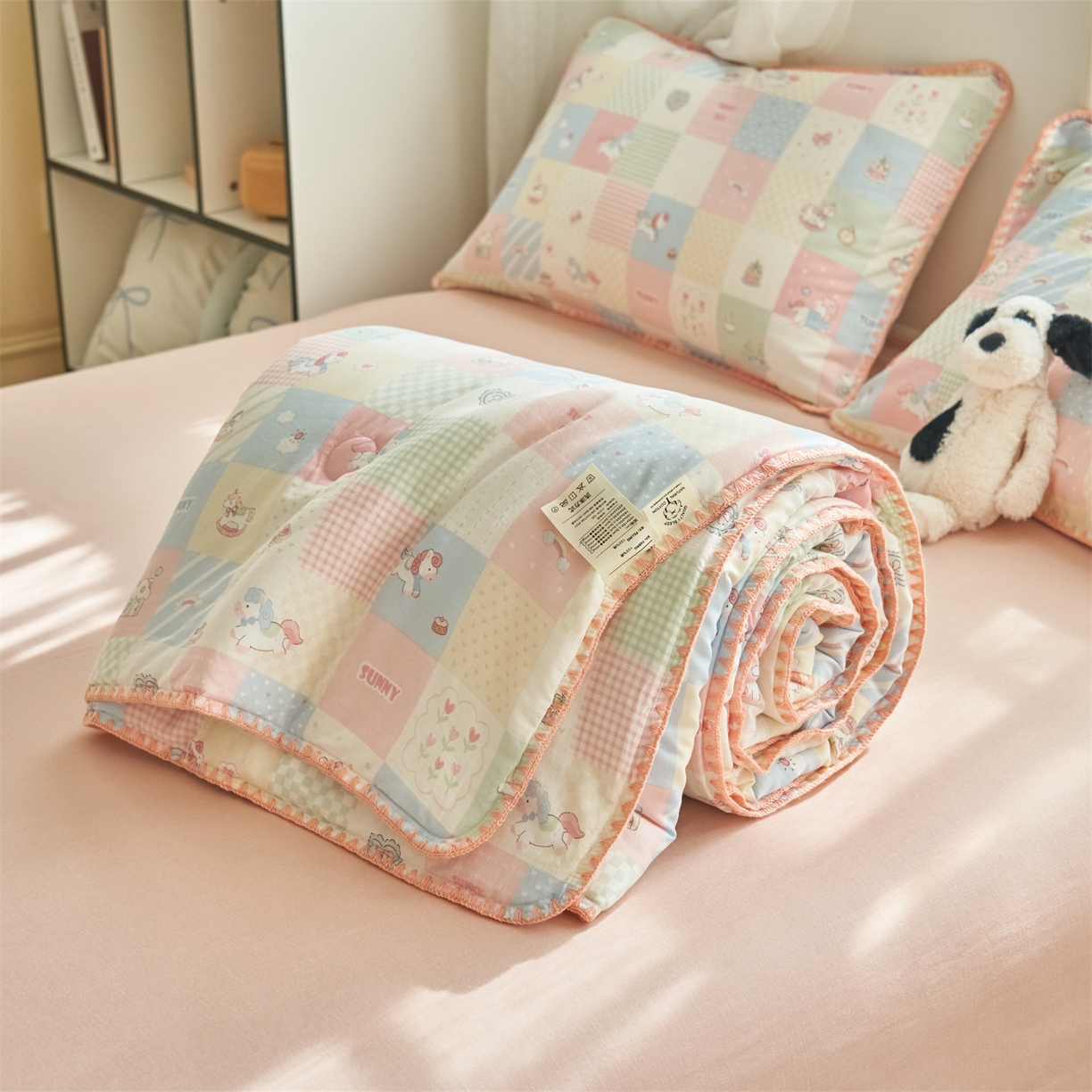 91家纺网 家纺一手货源 找家纺 恬思语家纺 2026春夏全棉双层纱棉花夏被空调被夏凉被四件套贝壳边系列 阳光小马