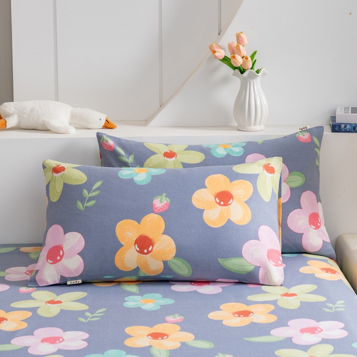 91家纺网 家纺一手货源 找家纺 居美良品 2026新款加厚215克老粗布枕套卡通花卉可做凉席二三件套 莓影缤纷