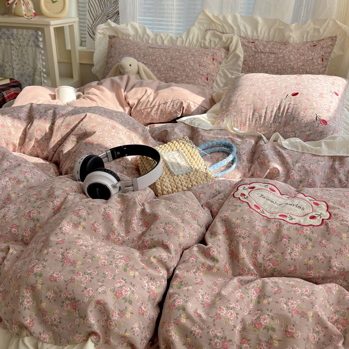 91家纺网 家纺一手货源 找家纺 梦舒羽 2026新款A类云朵棉亲肤四季款刺绣1.8m四件套席床单宿舍绣花1.5米三件套 花间集-粉（刺绣款）