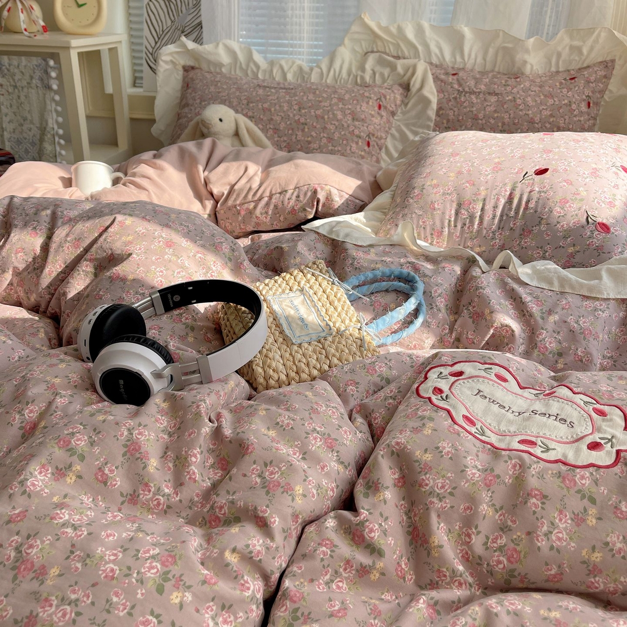 91家纺网 家纺一手货源 找家纺 梦舒羽 2026新款A类云朵棉亲肤四季款刺绣1.8m四件套席床单宿舍绣花1.5米三件套 花间集-粉（刺绣款）