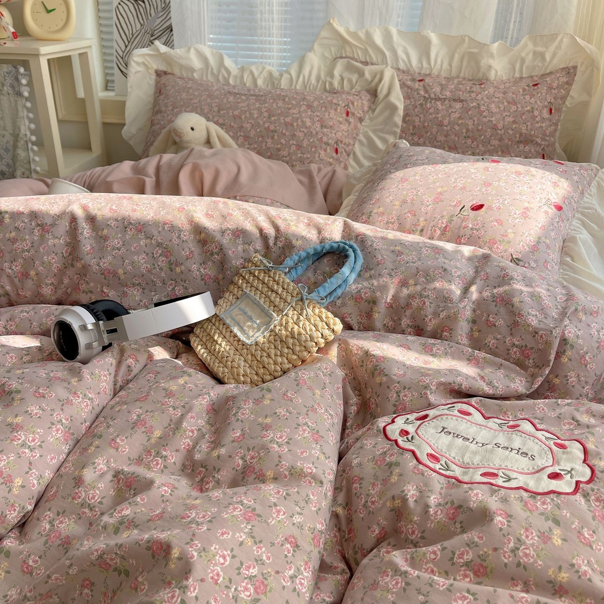 91家纺网 家纺一手货源 找家纺 梦舒羽 2026新款A类云朵棉亲肤四季款刺绣1.8m四件套席床单宿舍绣花1.5米三件套 花间集-粉（刺绣款）