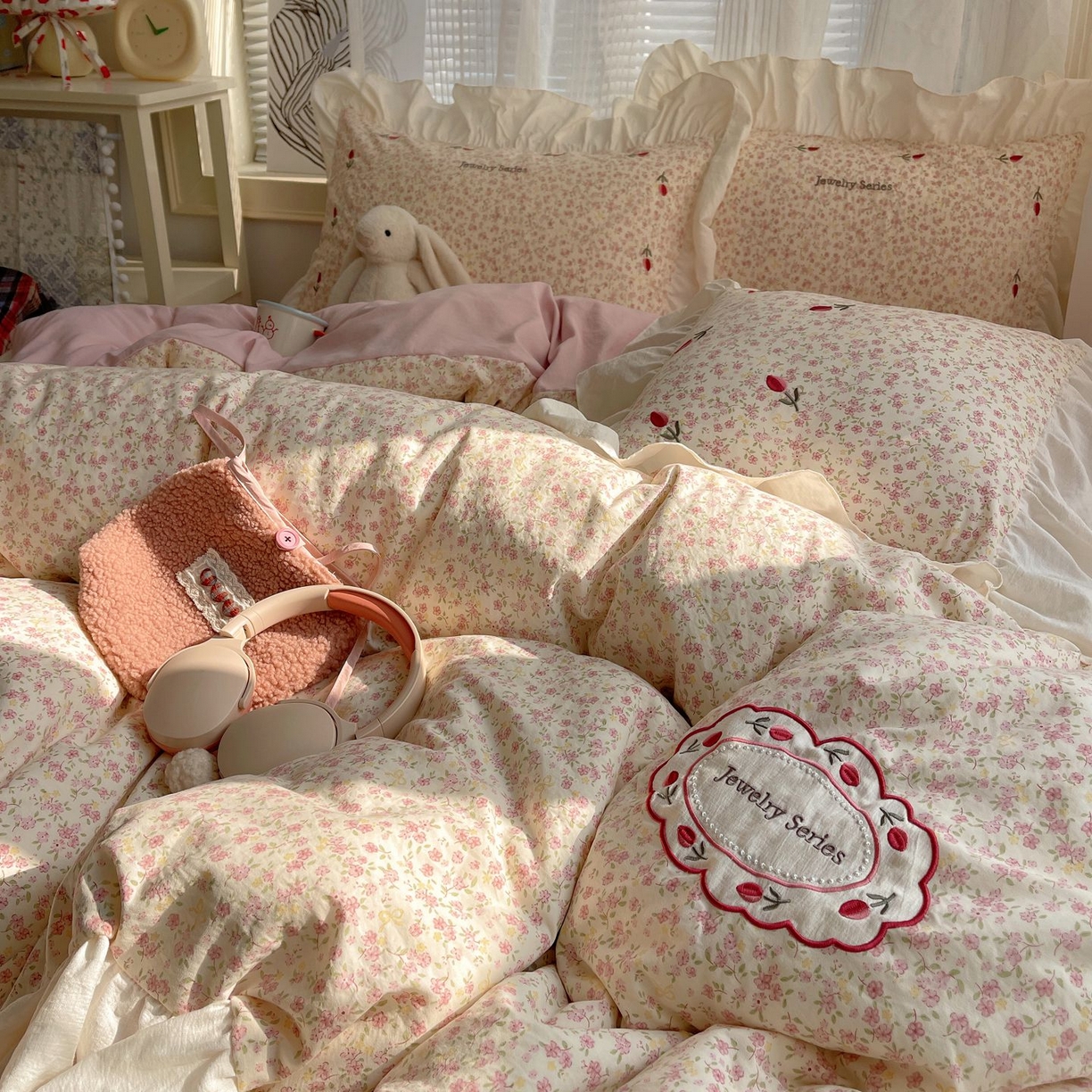 91家纺网 家纺一手货源 找家纺 梦舒羽 2026新款A类云朵棉亲肤四季款刺绣1.8m四件套席床单宿舍绣花1.5米三件套 芊芊花海（刺绣款）