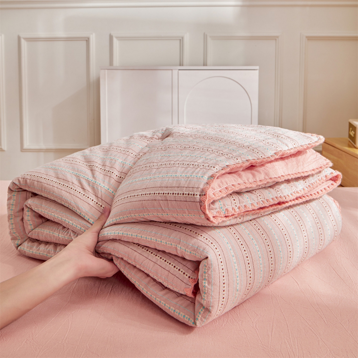 91家纺网 家纺一手货源 找家纺 恬思语家纺 2026春夏新款全棉纯棉色织大提花贝壳边棉花夏被夏凉被空调被丽彩 丽彩-粉