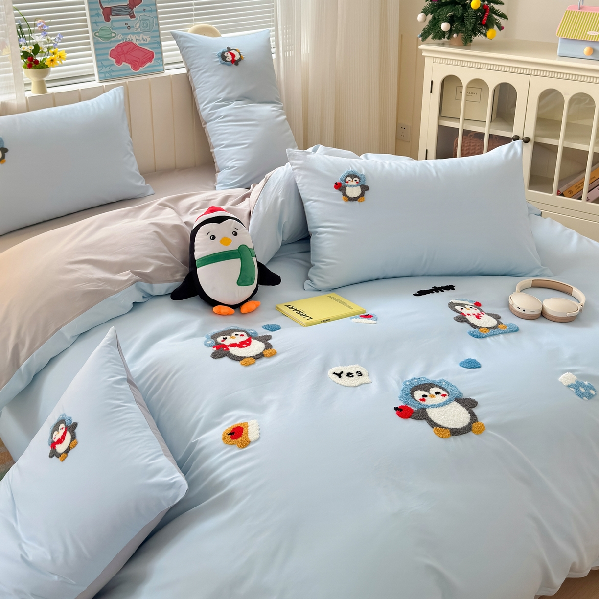 91家纺网 家纺一手货源 找家纺 如意朵 2026新款全棉小清新绣花四件套第一批 梦想企鹅