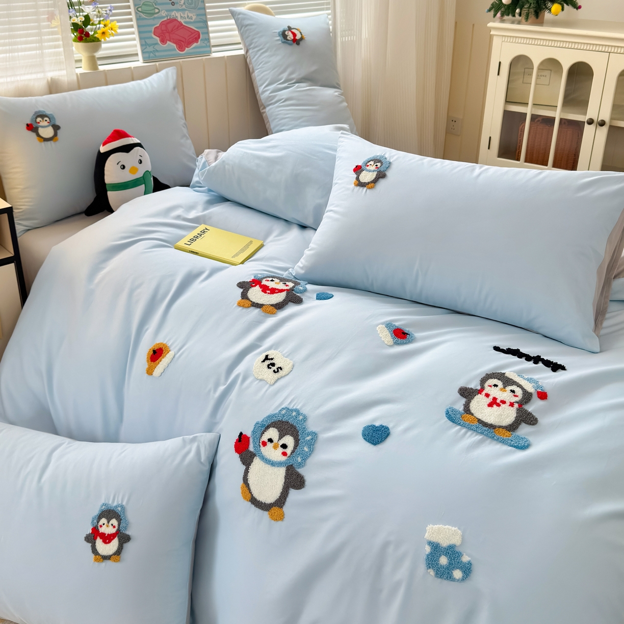 91家纺网 家纺一手货源 找家纺 如意朵 2026新款全棉小清新绣花四件套第一批 梦想企鹅