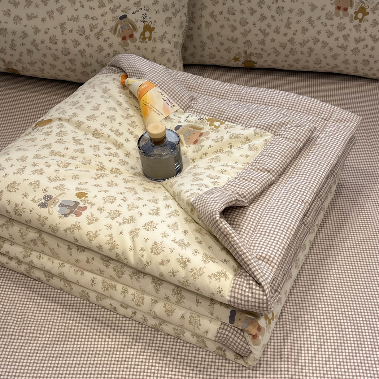 91家纺网 家纺一手货源 找家纺 一加一 2026新款雅棉活性印花大豆夏被四件套 夏凉被空调被 午后时光