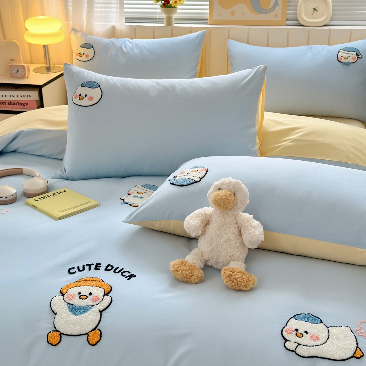 91家纺网 家纺一手货源 找家纺 如意朵 2026新款全棉小清新绣花四件套第一批 奶黄小鸭