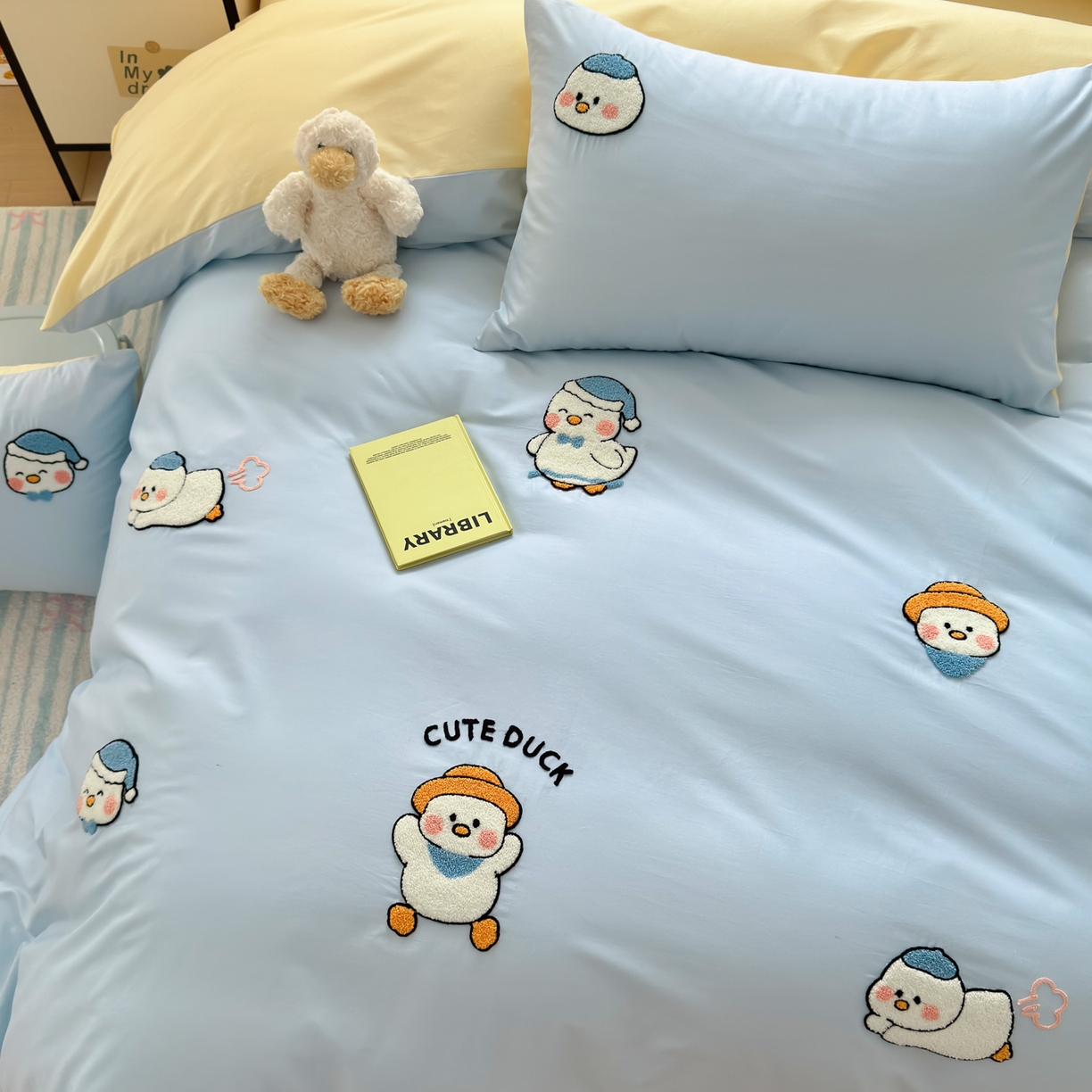 91家纺网 家纺一手货源 找家纺 如意朵 2026新款全棉小清新绣花四件套第一批 奶黄小鸭