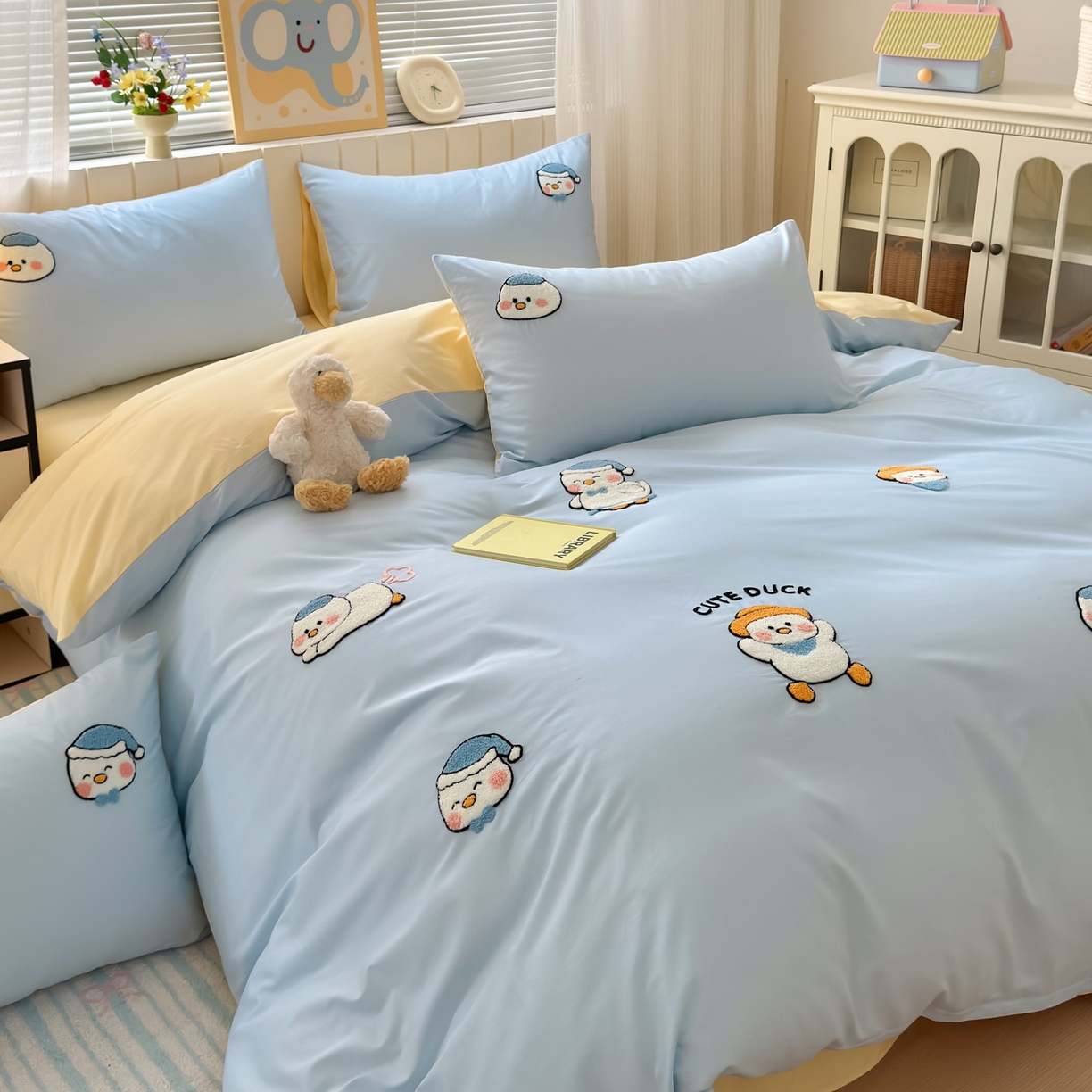 91家纺网 家纺一手货源 找家纺 如意朵 2026新款全棉小清新绣花四件套第一批 奶黄小鸭