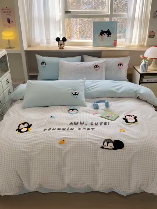 91家纺网 家纺一手货源 找家纺 如意朵 2026新款全棉小清新绣花四件套第一批 企鹅抱抱