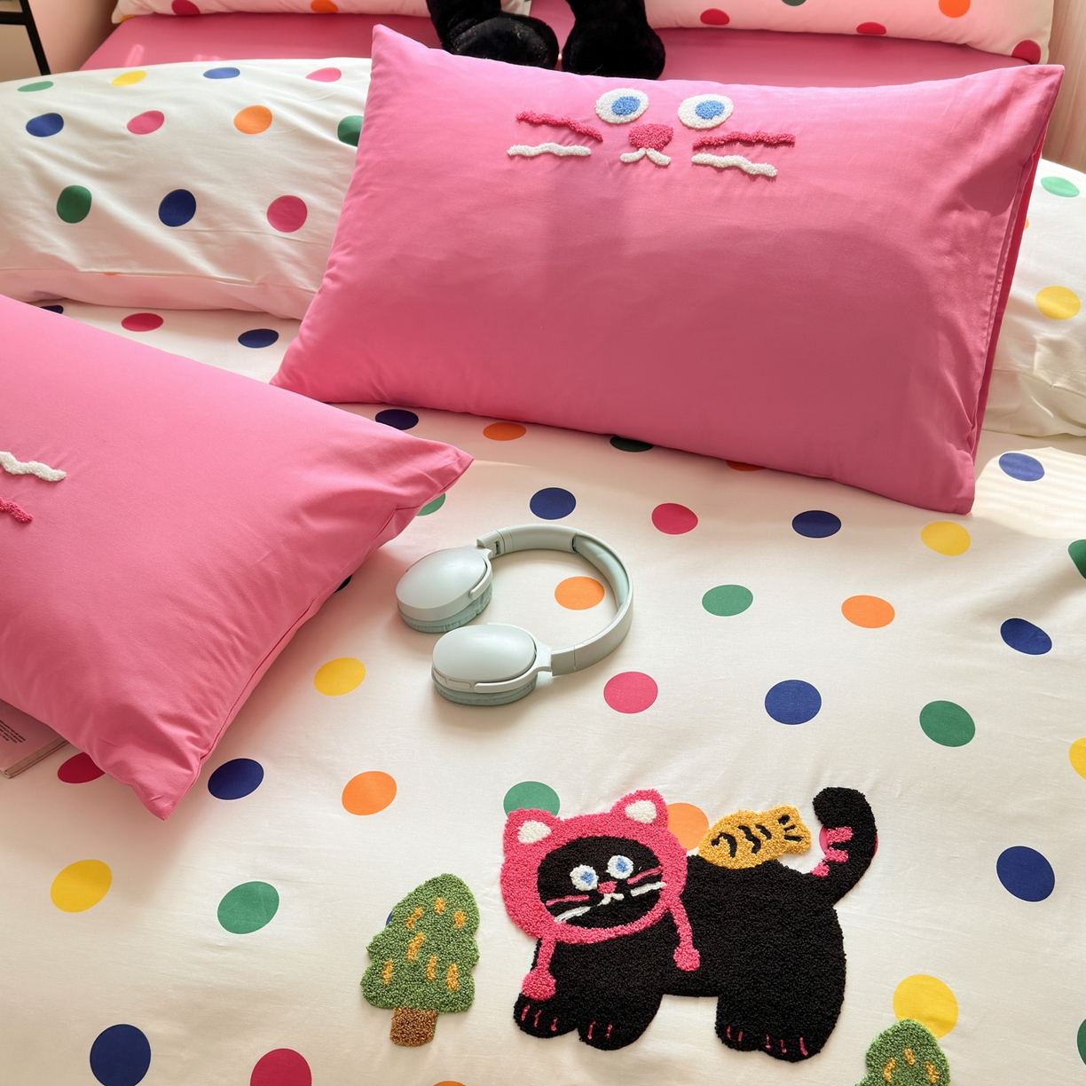 91家纺网 家纺一手货源 找家纺 如意朵 2026新款全棉小清新绣花四件套第一批 贪吃猫