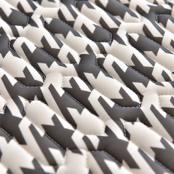 91家纺网 家纺一手货源 找家纺 炫拼家纺 2026新款凉感丝大版卡通乳胶凉席三件套 抽象兔