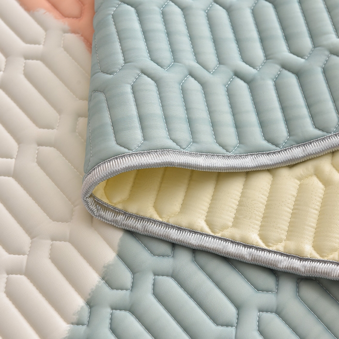 91家纺网 家纺一手货源 找家纺 炫拼家纺 2026新款凉感丝大版卡通乳胶凉席三件套 彩色心情